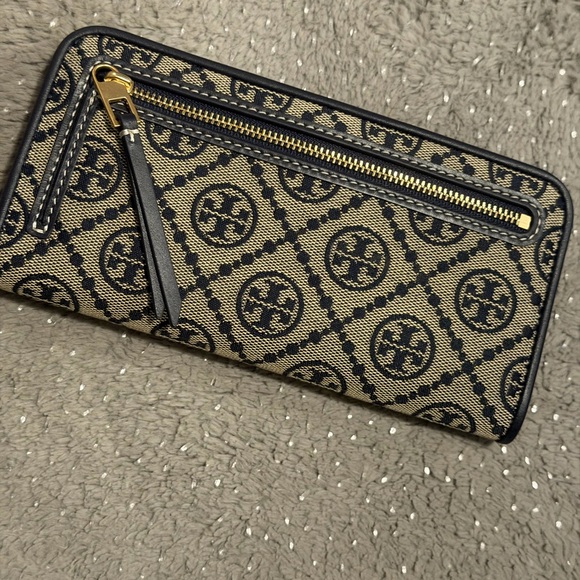 Tory Burch Navy and Tan Wallet - Picture 4 of 5